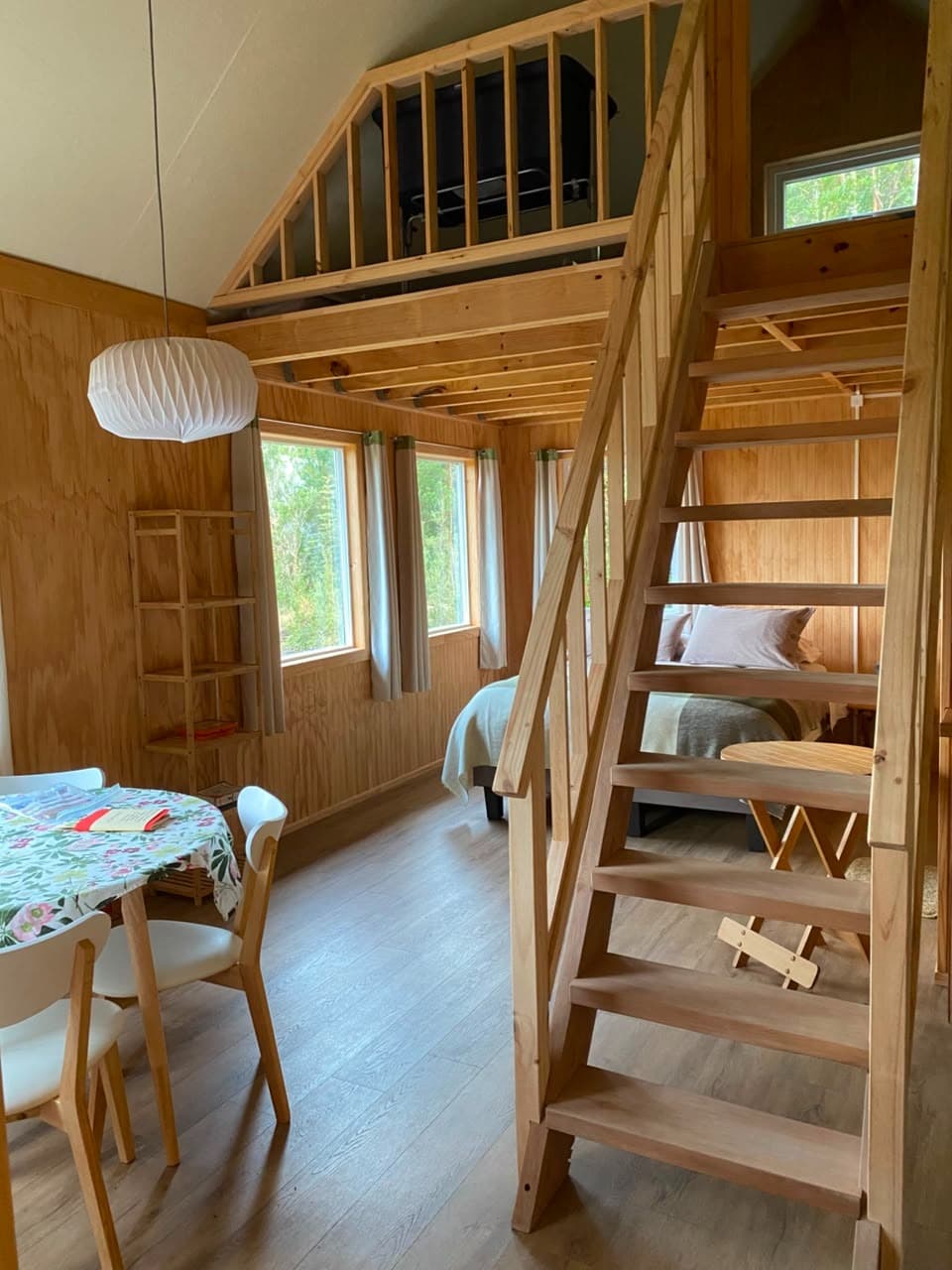 Interior con escalera al altillo