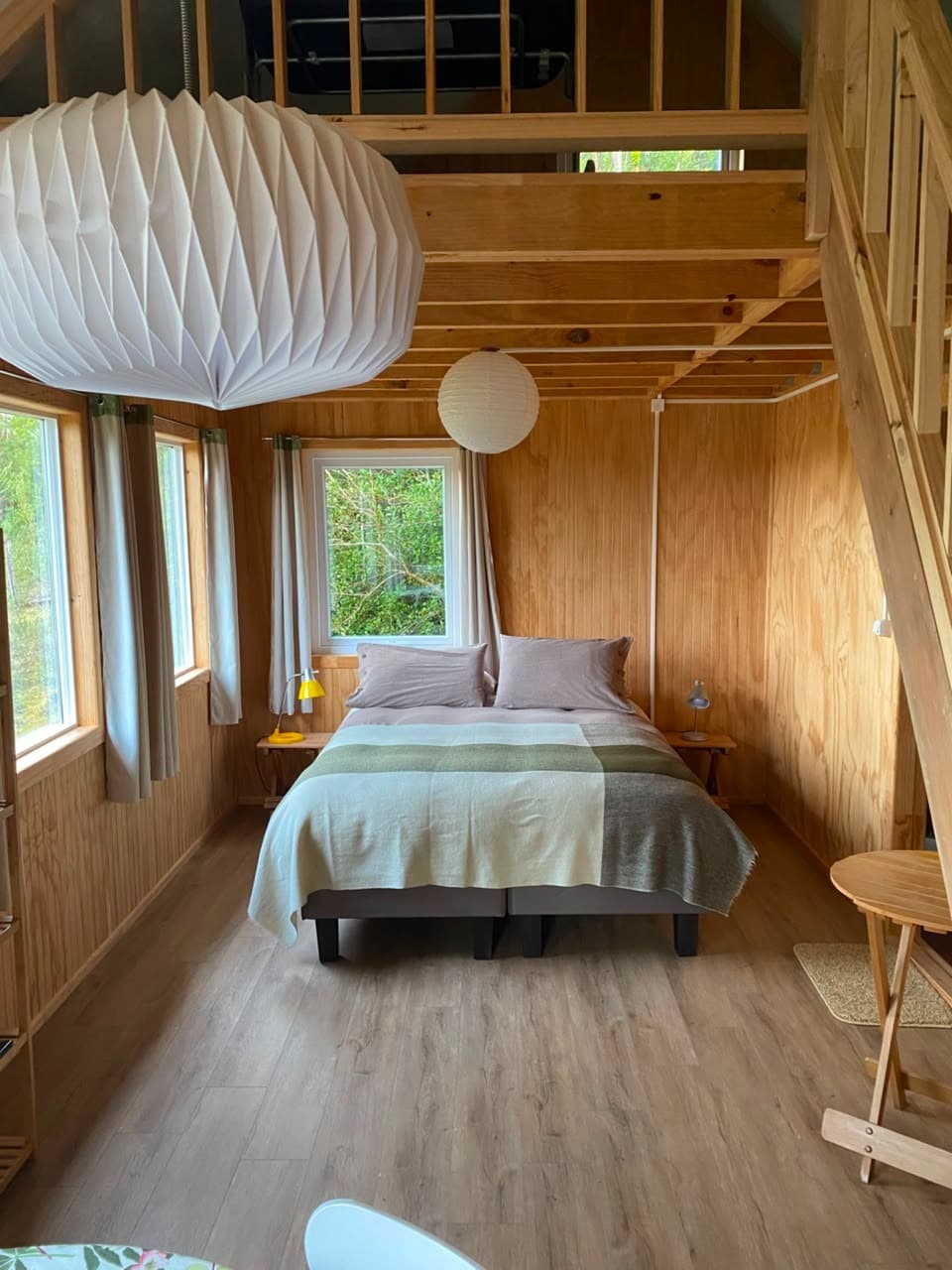 Dormitorio con cama de dos plazas